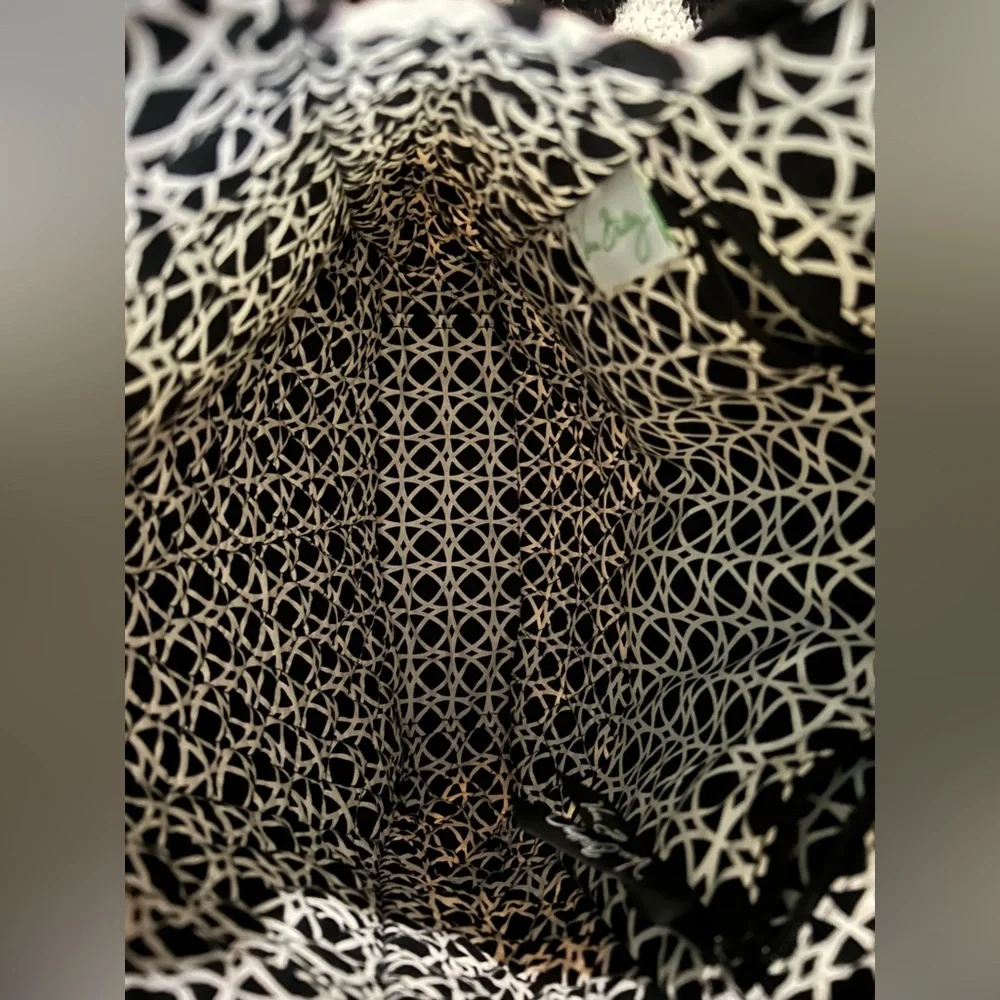 🎁 GIFTED TO MOM 🎁 Black and White Quilted Tote Bag 🖤 - Picture 9 of 9